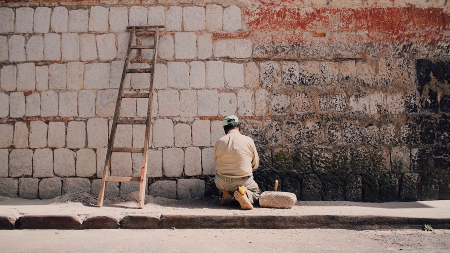 depiction of ladder safety